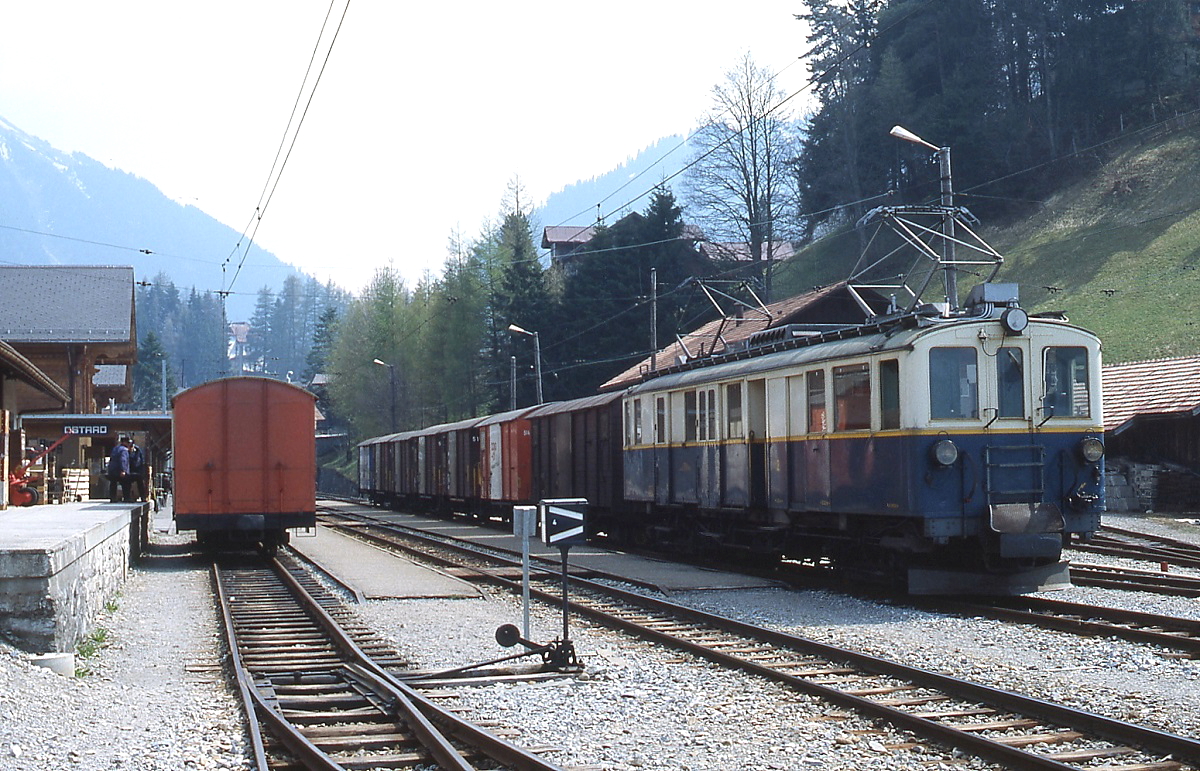 BDe 4/4 27 der MOB ist mit einem Gterzug im Mai 1981 in Gstaad eingetroffen. Der Triebwagen wurde 1924 von SIG/BBC gebaut.
