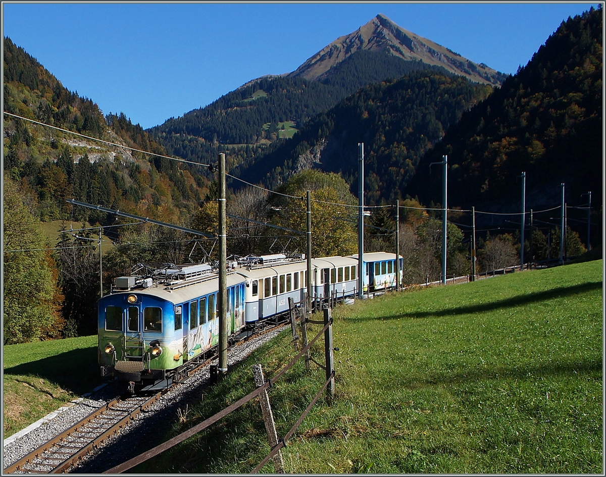 BDe 4/4 N° 2 und BCFe 4/4 N° 1 mit einem Extrazug kurz vor Le Sépey.
18. Okt. 2014