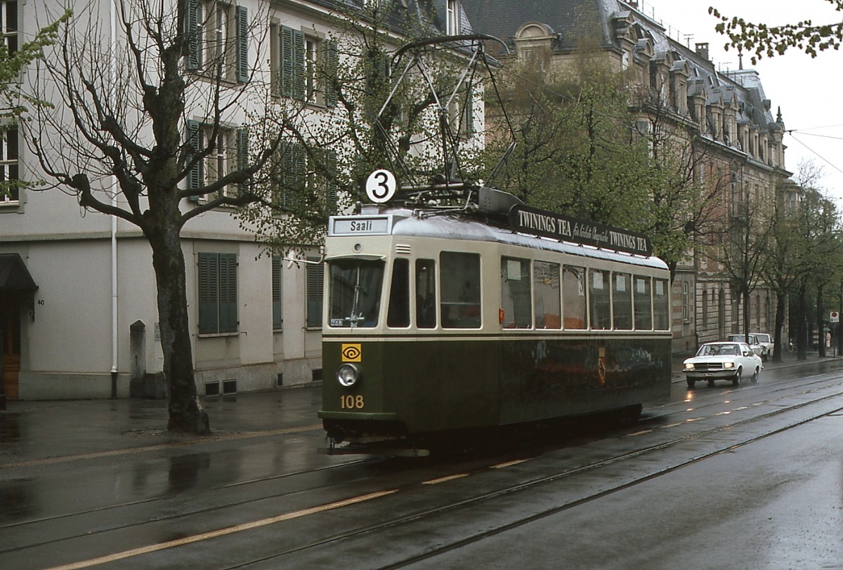 Be 4/4 108 der Berner Straenbahn fhrt auf der Linie 3 nach Saali (Mai 1980)