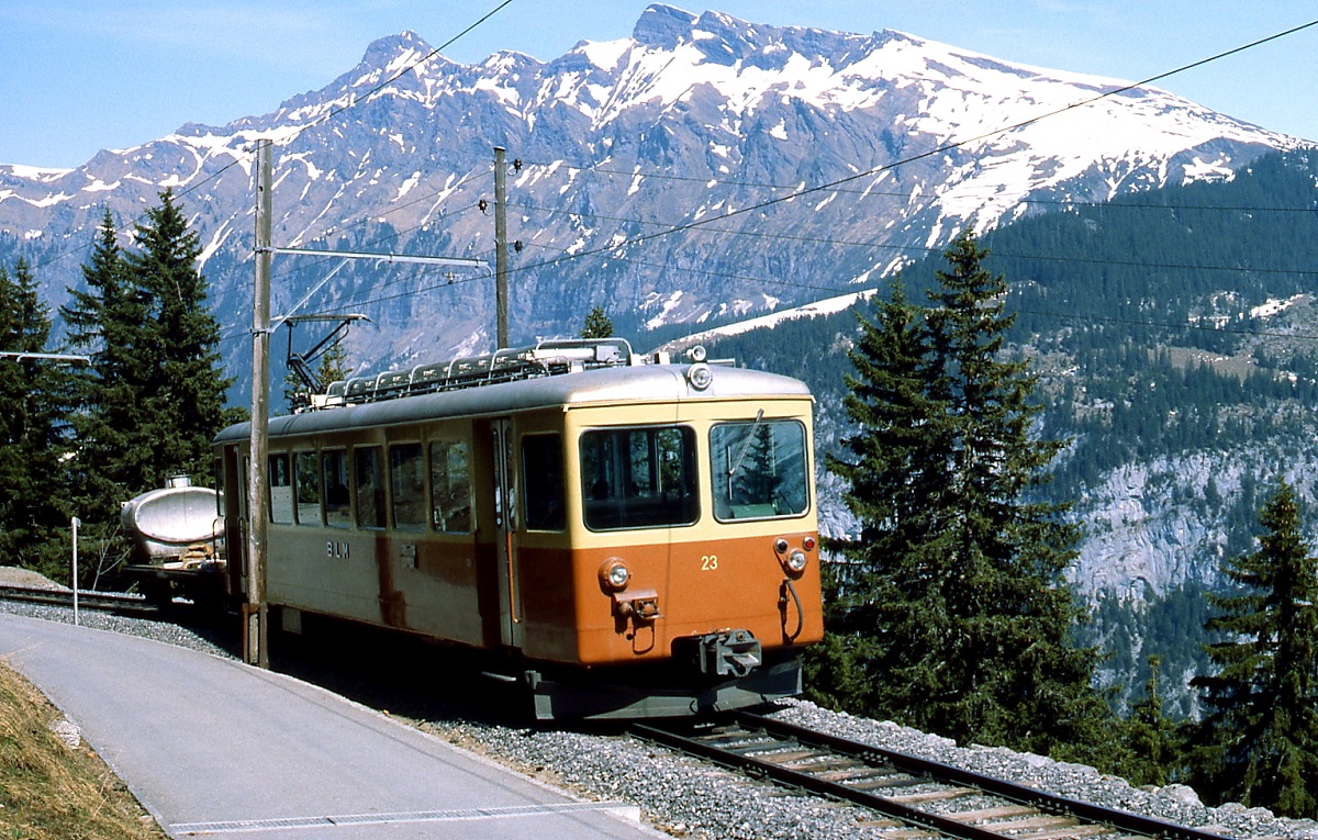 Be 4/4 23 der Bergbahn Lauterbrunnen-Mürren fährt im Mai 1980 von Mürren nach Grütschalp