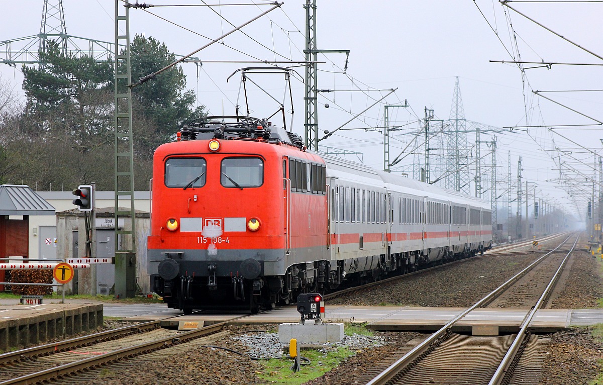 Be my Valentine...Schlafzimmerblick und Schneeschnäuzer...DB E10 198/6115 198-4 mit dem 77644 nach Flensburg und späteren IC 2197 bis Hamburg-Altona festgehalten im echten Norden in Jübek bei Schleswig. 14.02.2016