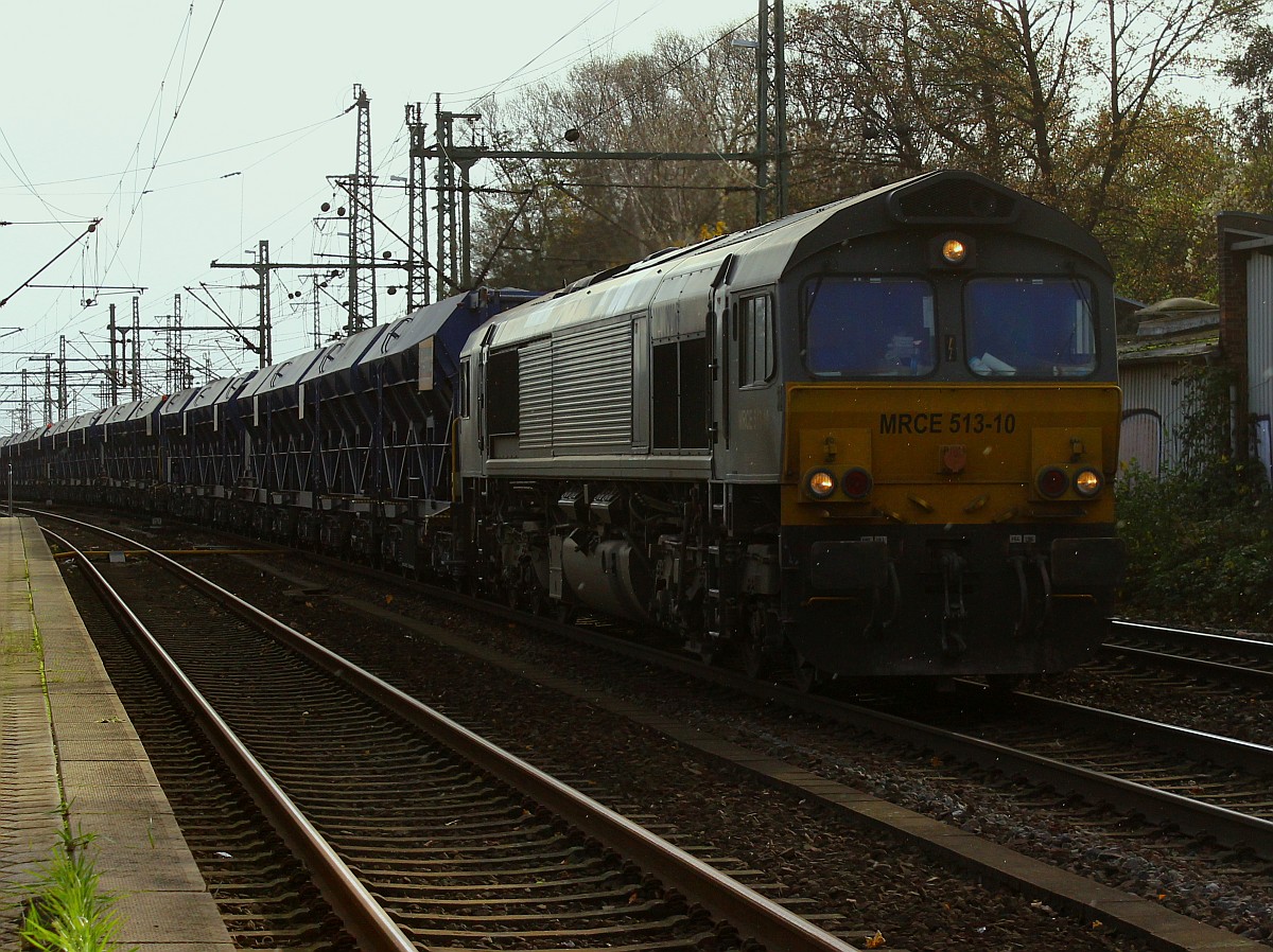 Beacon Rail Ltd und ex MRCE 513-10 oder 1266 037-1 in Diensten für HHPI dieselt hier mit dem Baustoffzug für die Hamburger U-Bahn/Hafencity durch Hamburg-Harburg. 14.11.2015