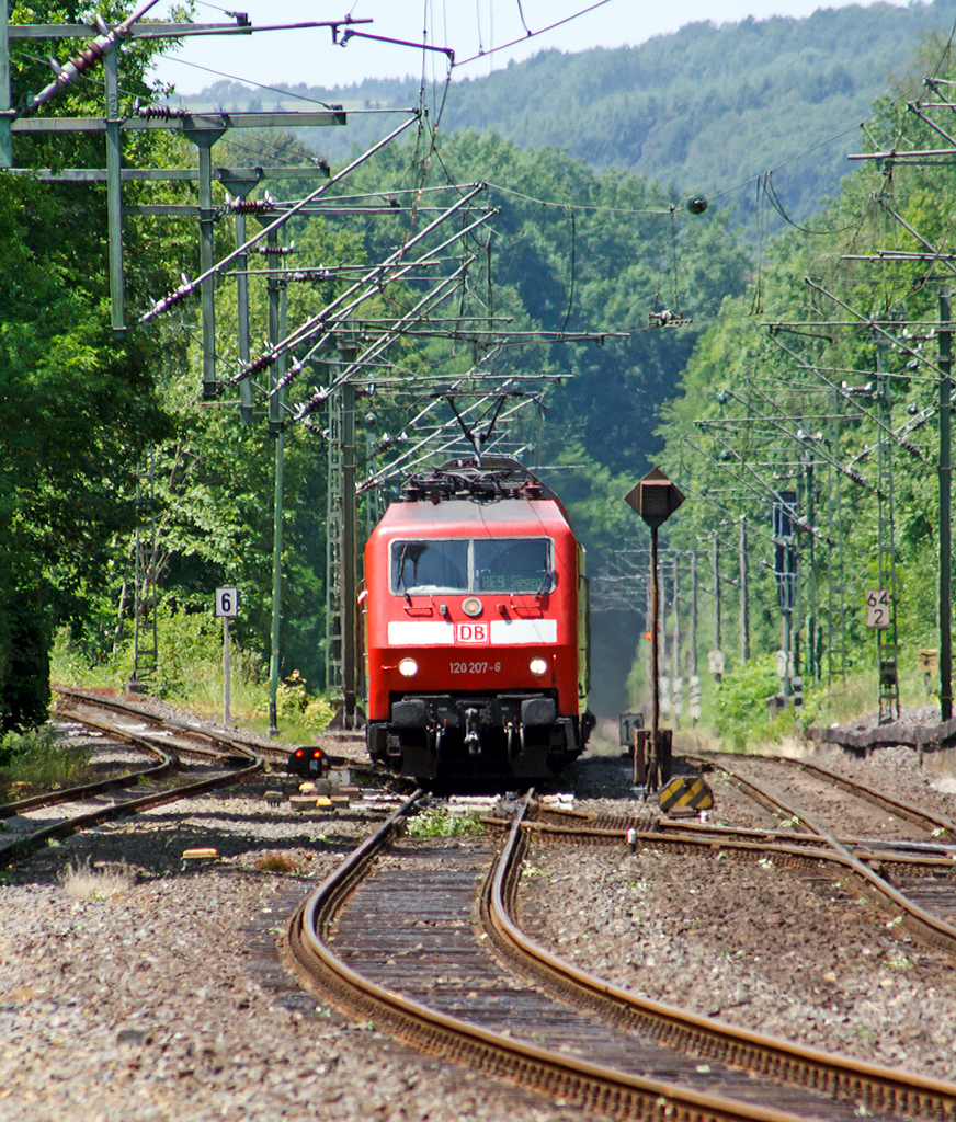 
Bedingt durch die Unwettereinflüsse am Rhein kommt sie etwas verspätet....
Die 120 207-6 (ex 120 136-7) der DB Regio mit 6 DoSto´s als RE 9 - Rhein Sieg Express (RSX) Aachen - Köln - Siegen  am 10.06.2014 kurz vor der Einfahrt im den Bahnhof Au(Sieg). 

Rechts die zweigleisige Strecke ist die Siegstrecke (KBS 460), nach links geht die Oberwesterwaldbahn (KBS 461) von Au nach Altenkirchen hinauf.