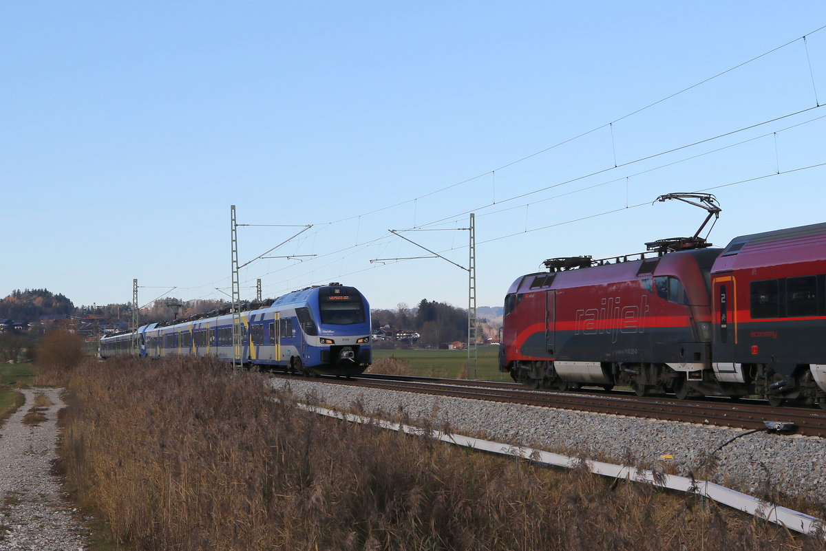 Begegnung in Bernau am Chiemsee zwischen ET 313 und 1116 221 am 22. November 2020.