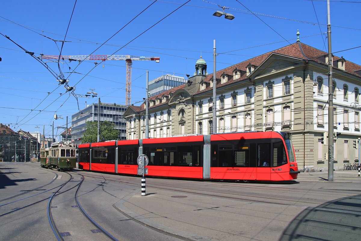 Begegnung: Der alte Tramzug 37 + 311 begegnet dem Combino 754 neben dem Burgerspital von 1741 beim Bahnhof Bern. 25.Juni 2023 