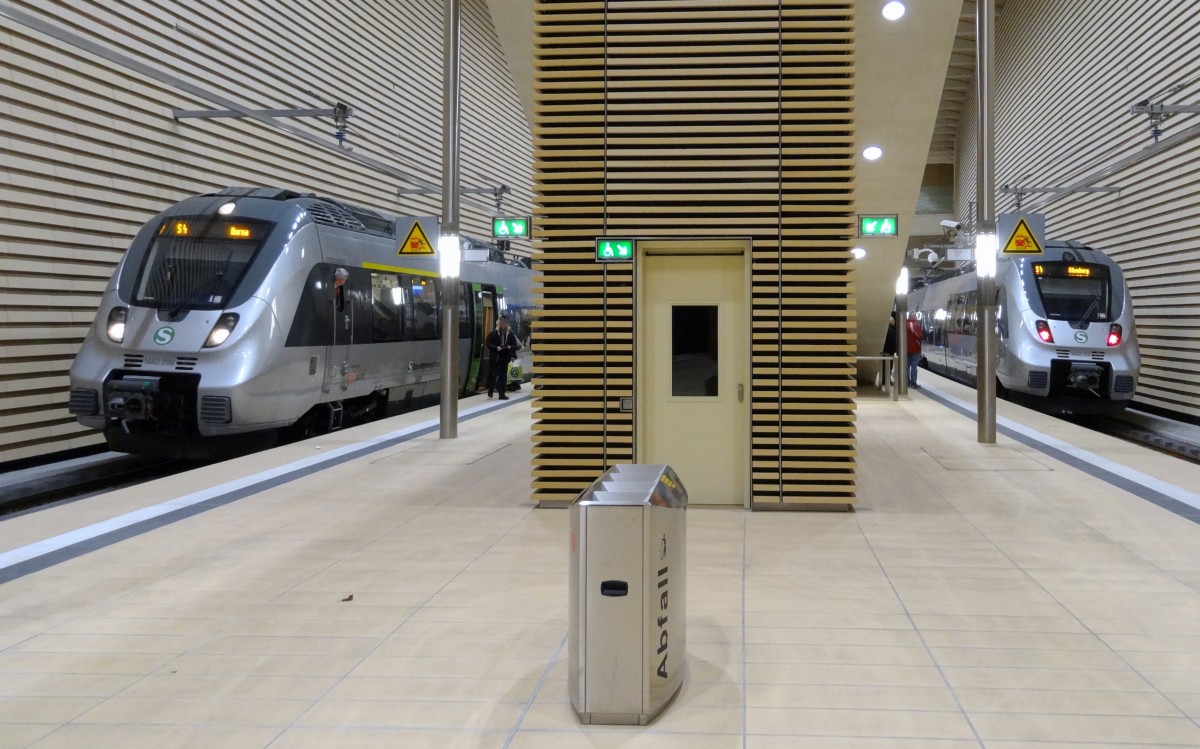 Begegnung zweier S-Bahnzüge in der Station Leipzig-Markt.
Aufgenommen im Dezember 2013.