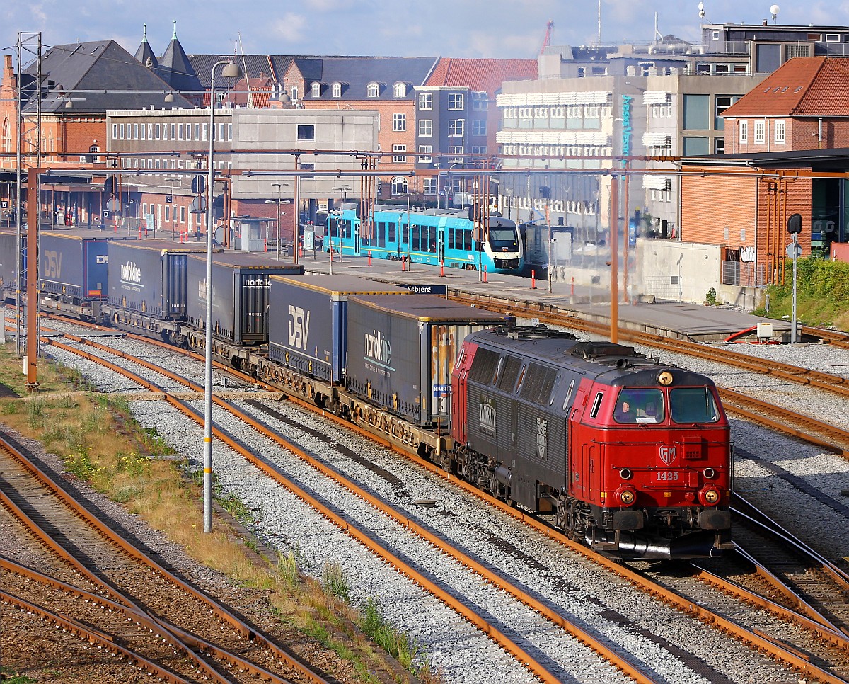 Beginn der Marschbahn-Umleiter-Tour: Gerade angekommen in Esbjerg/DK und schon ein kleiner Knüller, die Anfang 2015 an Svensk Tågkraft verkaufte STAB TMZ 1425(ex DSB MZ 1425, 9286 0021 425-0)verlässt hier mit dem EZ 47400 Esbjerg Richtung Fredericia. 24.07.2015