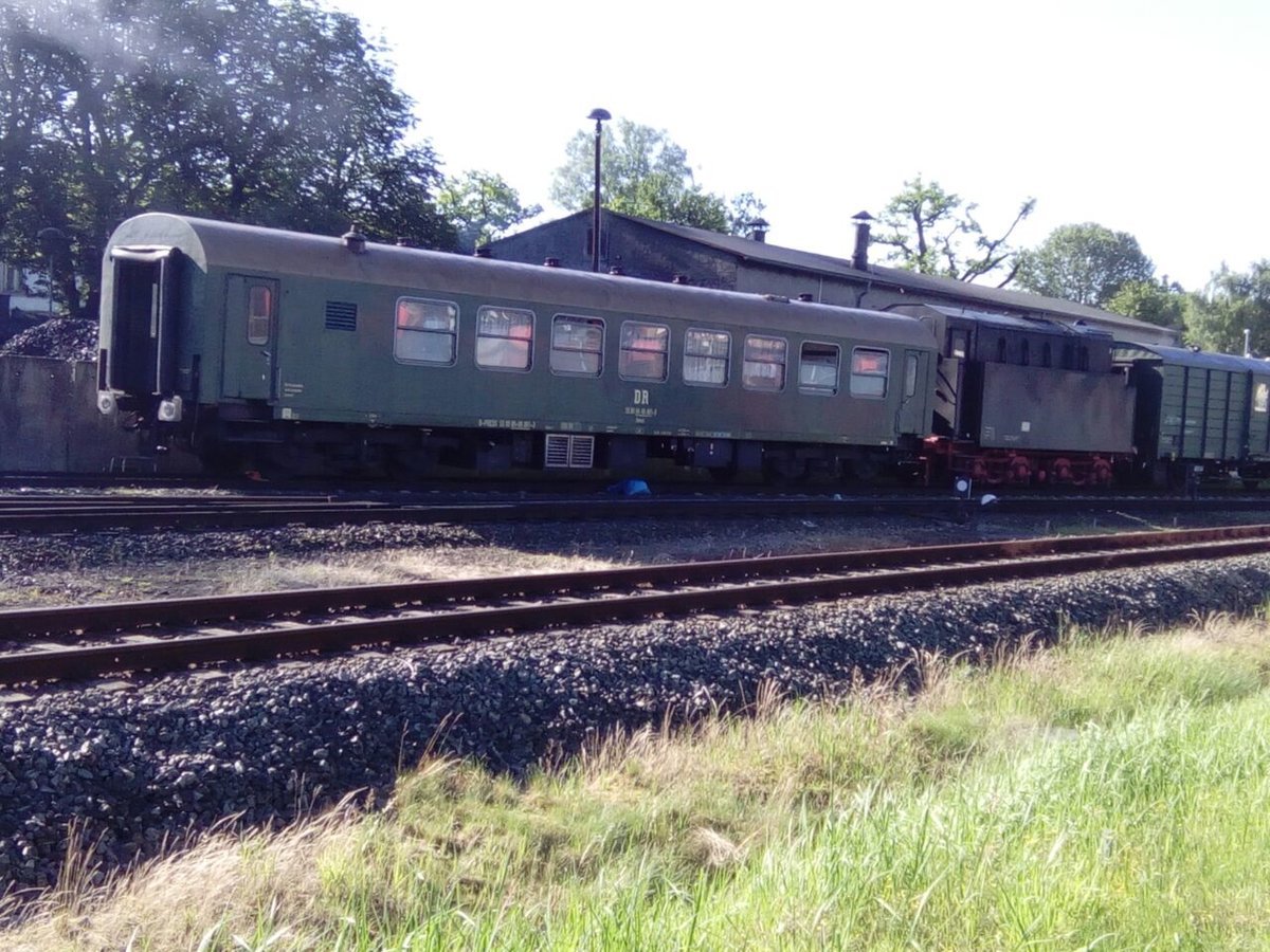 Begleiterwagen mit nem Schlepptender abgestellt in Putbus am 6.7.17