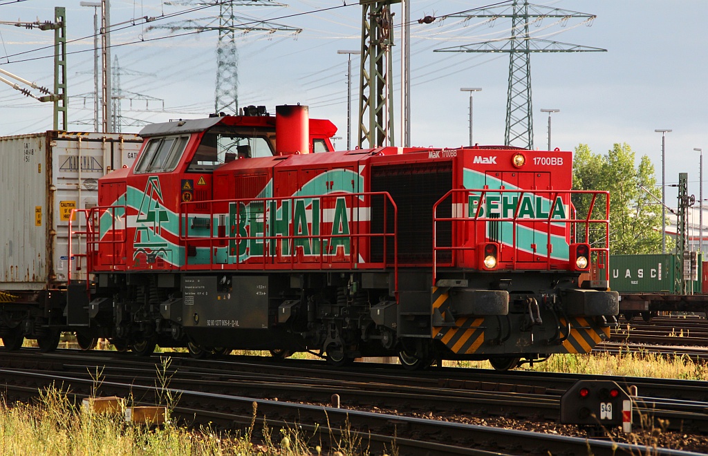 BEHALA 277 805-8 dieselt hier mit einem Containerzug durch HH-Waltershof. 01.09.2012