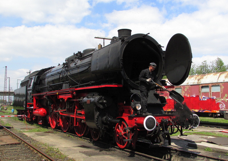 Bei 01 150 war am 04.Mai.2014 Tag der offenen Tür.Indem Fall war die Rauchkammertür geöffnet.Hier beim Lokschuppen-Fest im BW Hanau