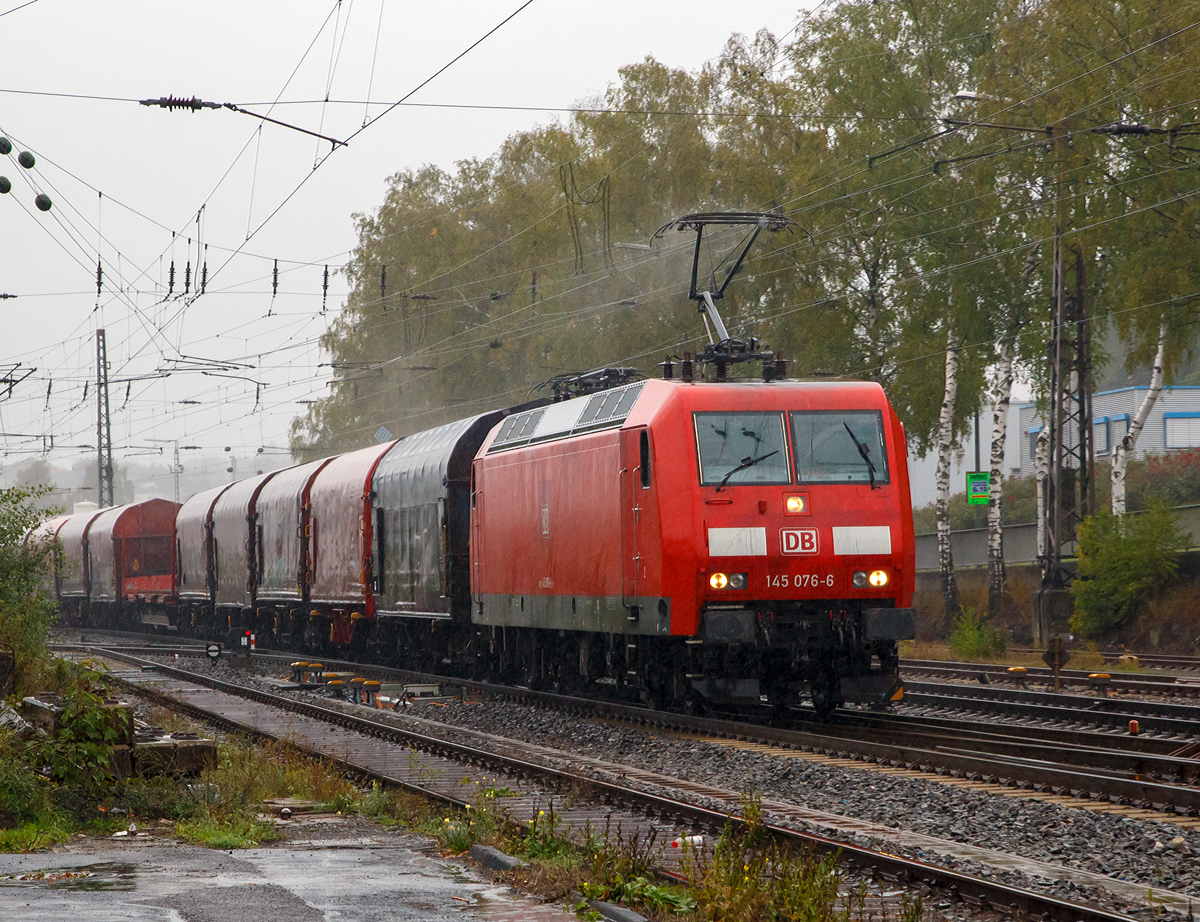 
Bei bestem Regenwetter.....
Die 145 076-6  (91 80 6145 076-6 D-DB) der der DB Cargo Deutschland AG fährt am 04.10.2019 mit einem gemischten Güterzug durch Kreuztal in Richtung Süden.

Die TRAXX F140 AC wurde 2000 von ADtranz (ABB Daimler-Benz Transportation GmbH) in Kassel unter der Fabriknummer 33822 gebaut.
