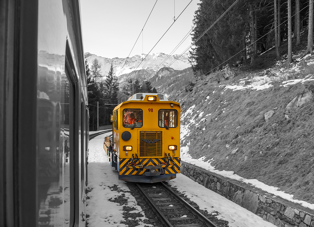 Bei Cadera berholt unser Reionalzug nach St. Moritz am 20.02.2017 den von Windhoff gebauten RhB Tm 2/2 98.