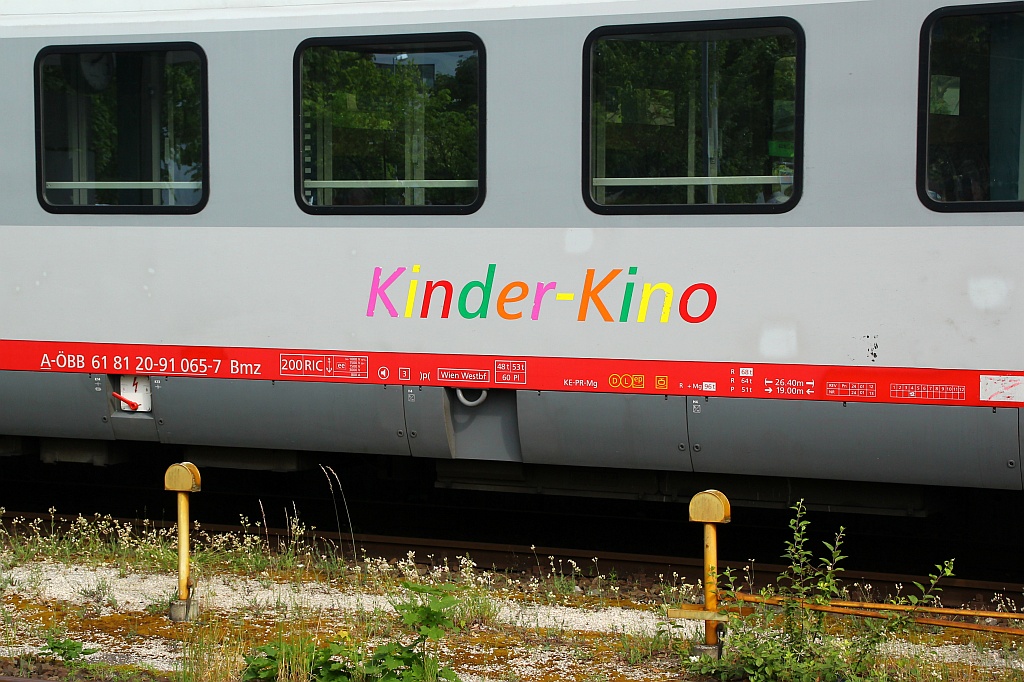 Bei der DB werden Kinderabteile lieber platt gemacht damit mehr Fahrgäste reinpassen und bei der ÖBB haben die  Kleinen  sogar ein eigenes Kino in einem Bmz Wagen....vorbildlich !! Gesehen in Bregenz.02.06.12