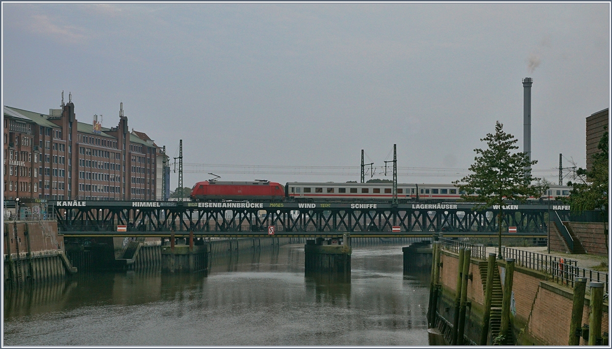 Bei den Deichtor Hallen verlässt eine 101 mit ihrem IC an einem trüben Abend Hamburg.
30. Sept. 2017