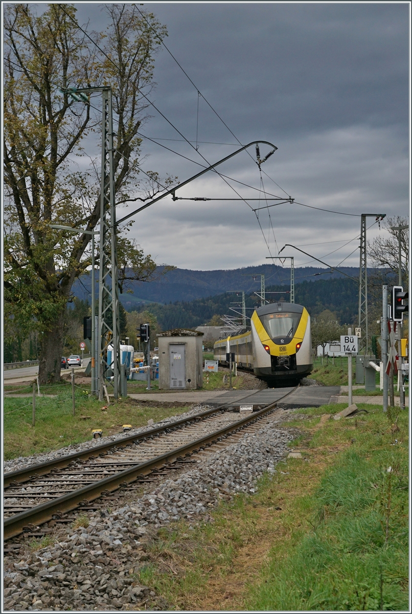 Bei diesem Bild mit den Richtung Freiburg fahrenden Coradia Continental 2 bei Kirchzarten galt das Interesse hauptsächlich der Fahrleitungsanlage, die sich im Vordergrund noch in der Urspurungsausführung zeigt, während im Hintergrund neue Masten glänzen.

14. November 2022 