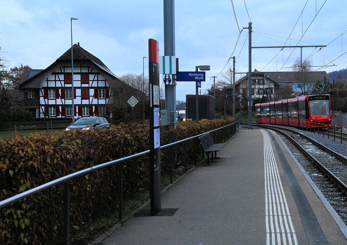 Bei einbrechender Dunkelheit strebt Berner Tramwagen 763 im noch ländlichen Rüfenacht auf der Tramlinie 6 Gümligen und der Stadt zu. 2.Dezember 2020. Dieser Wagen ist an diesem Tag einer der beiden Berner Tramwagen auf der Linie 6.   