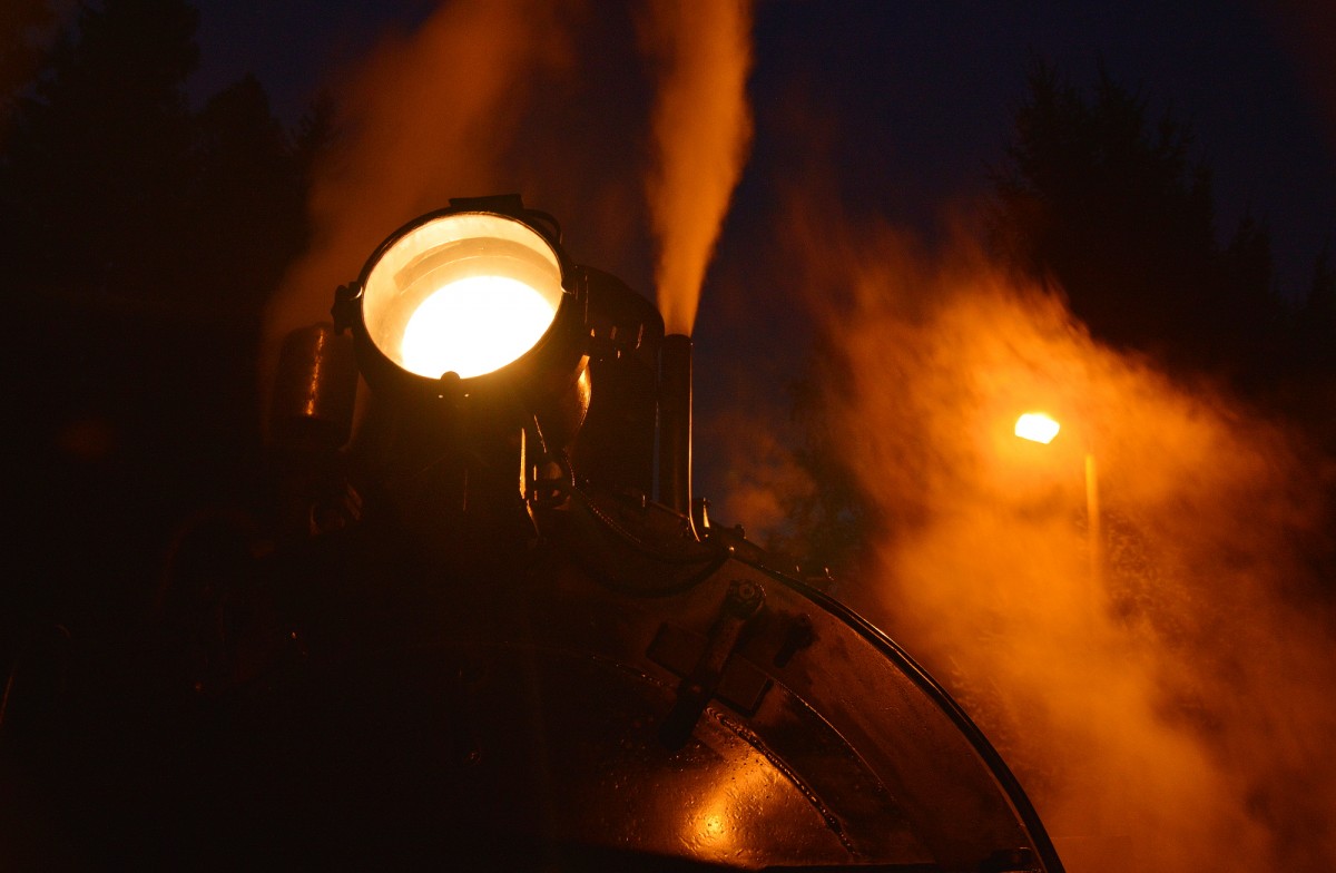 Bei einem Halt mit P 1010 in Vierenstra�e konnte der Abdampf der 99 1772-5 am 25.10.2015 mit Hilfe der Bahnsteigbeleuchtung gut eingesetzt werden.