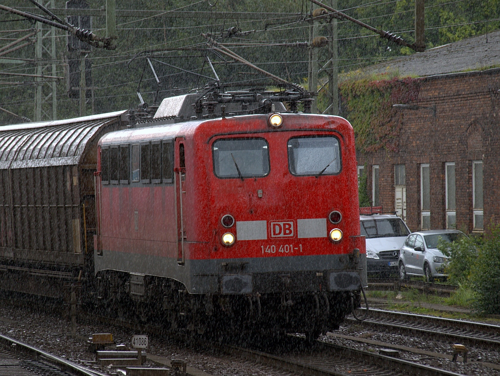 Bei einem kurzen aber heftigen Schauer durchfuhr 140 401-1 den Bhf HH-Harburg. 19.08.2011(üaV)