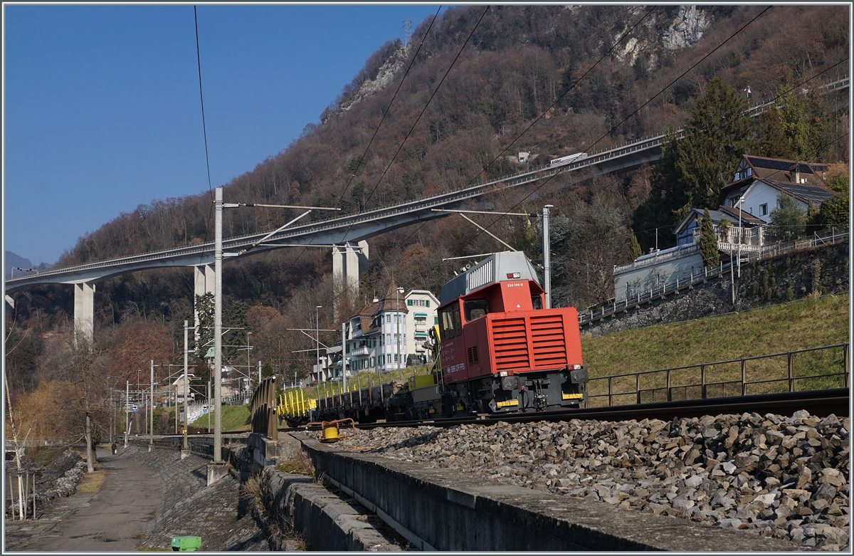 Bei einem (langsamen) Spaziergang am Genfersee entdeckt: der SBB Tm 234 146-9 mit einem kurzen (Dienst)-Güterzug kurz vor Villeneuve. 

24. Januar 2022