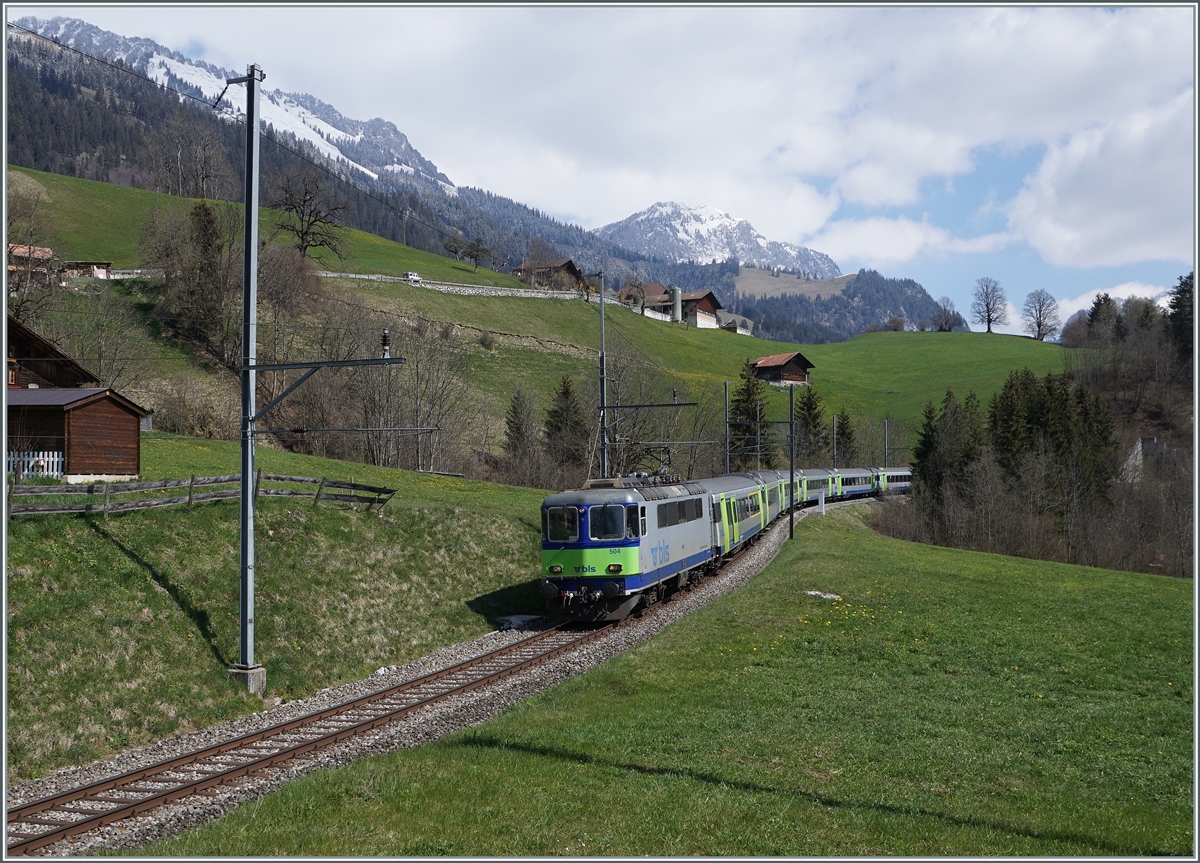 Bei Enge im Simmental ist die BLS Re 4/4 II 504 mit ihrem EW III RE auf dem Weg nach Zweisimmen. 

14. April 2021