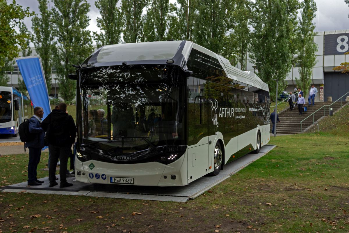 Bei der Firma ARTHUR BUS handelt es sich um ein Startup aus M�nchen, das emissionsfreie Busse mit Wasserstoff- und Elektroantrieb herstellen m�chte. Ein Prototyp der H2-Variante war auf der InnoTrans zu sehen, ein paar Fahrzeuge sind in den Monaten danach wohl in Polen in Betrieb gegangen.