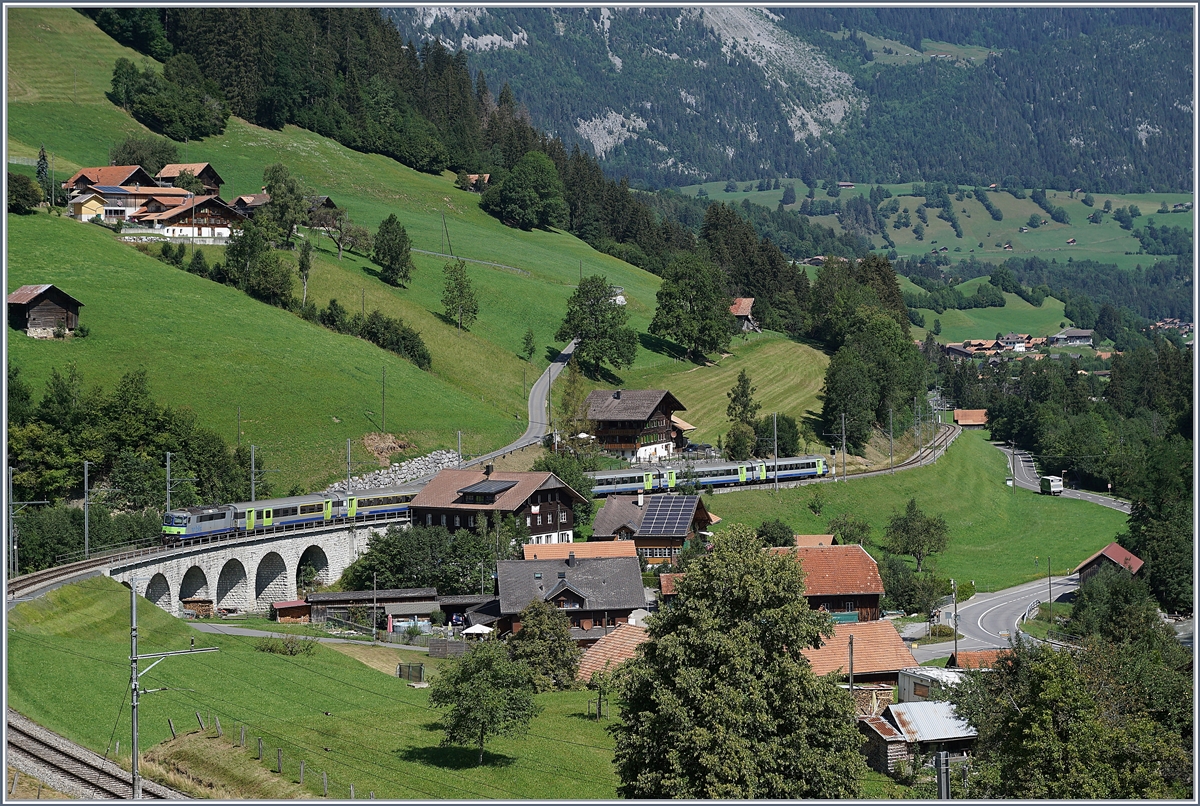 Bei Garstatt schiebt die BLS Re 4/4 II 502 ihren RE in Richtung Spiez.

11. August 2020