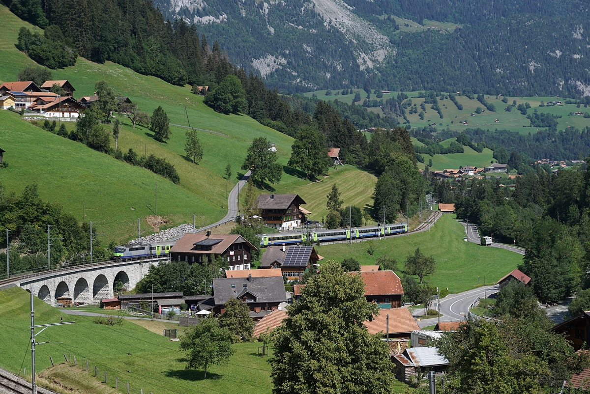 Bei Garstatt schiebt die BLS Re 4/4 II 502 ihren RE in Richtung Spiez.

11. August 2020