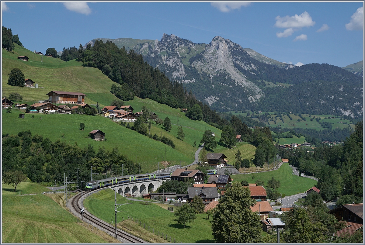 Bei Garstatt schiebt die BLS Re 4/4 II 502 ihren RE in Richtung Spiez.

11. August 2020