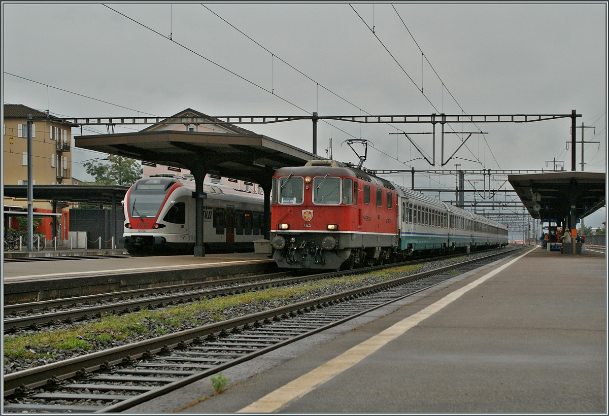 Bei Giubiasco zieht die Re 4/4 II 11143 einen aus FS Wagen formierten EC Richtung Norden.
15. Sept. 2013