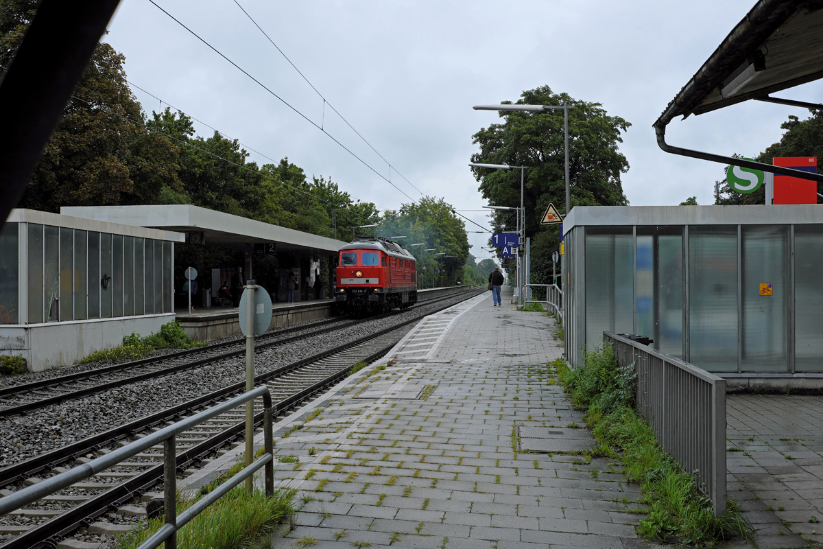 Bei ihrer Lz durch Poing wurde 232 618-9 am Schlechtwetter-Samstag, dem 02.09.17 fotografiert.

Ihr Weg führte von Mühldorf über München nach Nürnberg Rbf, wo eine Fristarbeit ansteht.