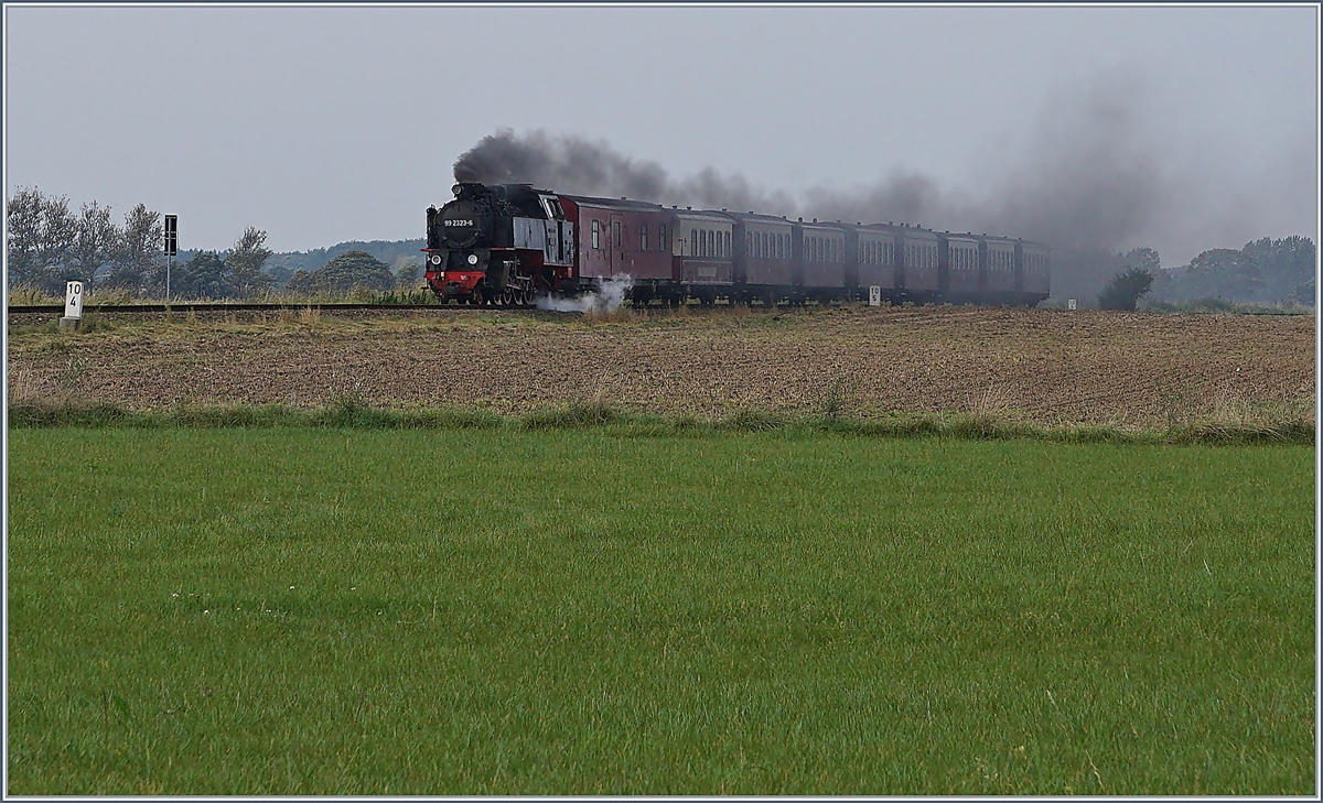 Bei Kilometer 10.4 der Mecklenburgischen Bderbahn dampft die 99 2321-0 mit ihrem Zug aus Khlungsborn in Richtung Bad Doberan. 

28. Sept. 2017