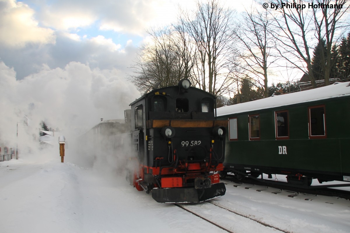 Bei langsam untergehender Sonne verl�sst 99 582 den Bahnhof Sch�nheide nach St�tzengr�n.