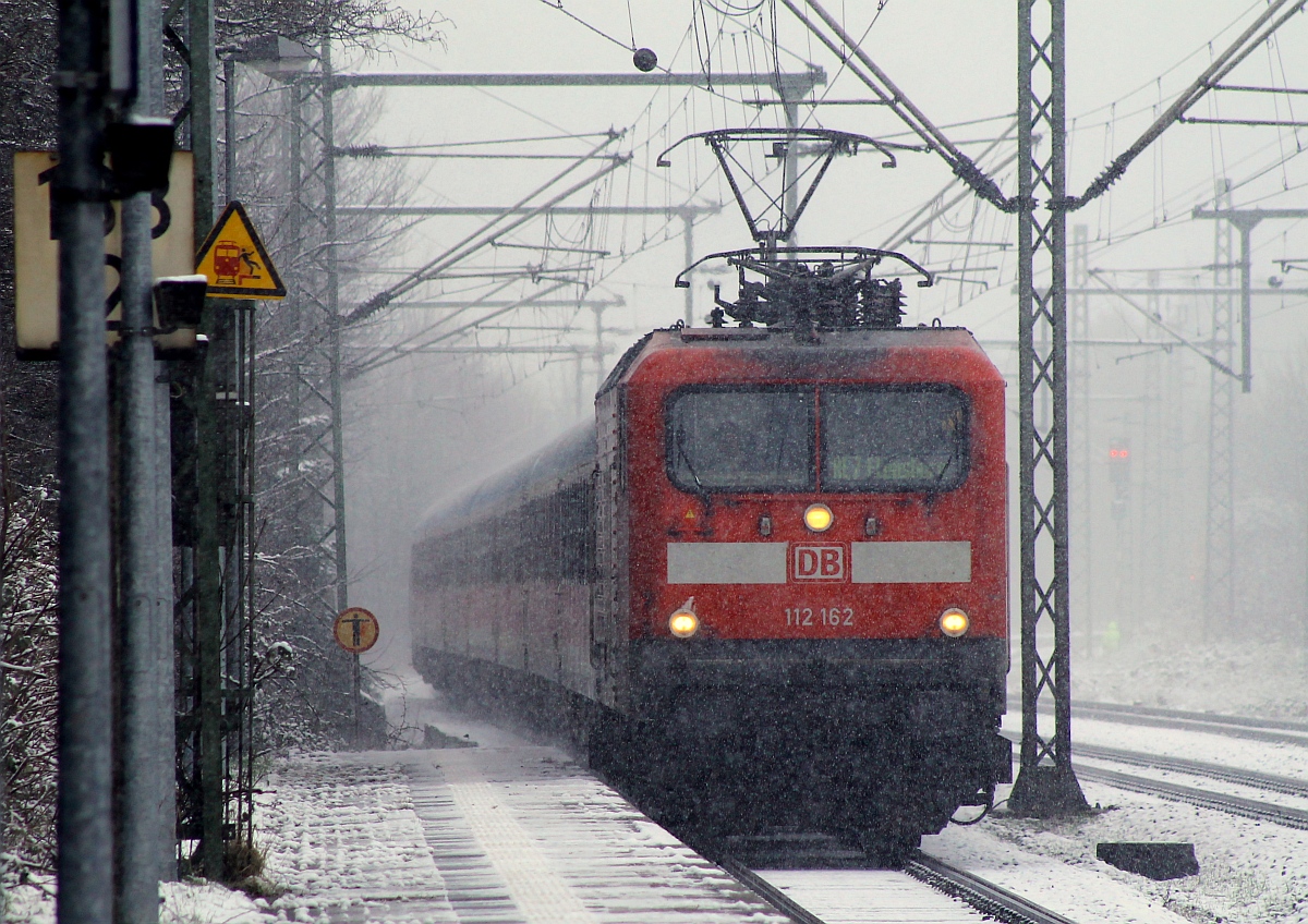 Bei leichtem Puderzucker von oben hat DB 6 112 162 mit dem RE 7 aus Hamburg Einfahrt in Schleswig. 19.01.2015