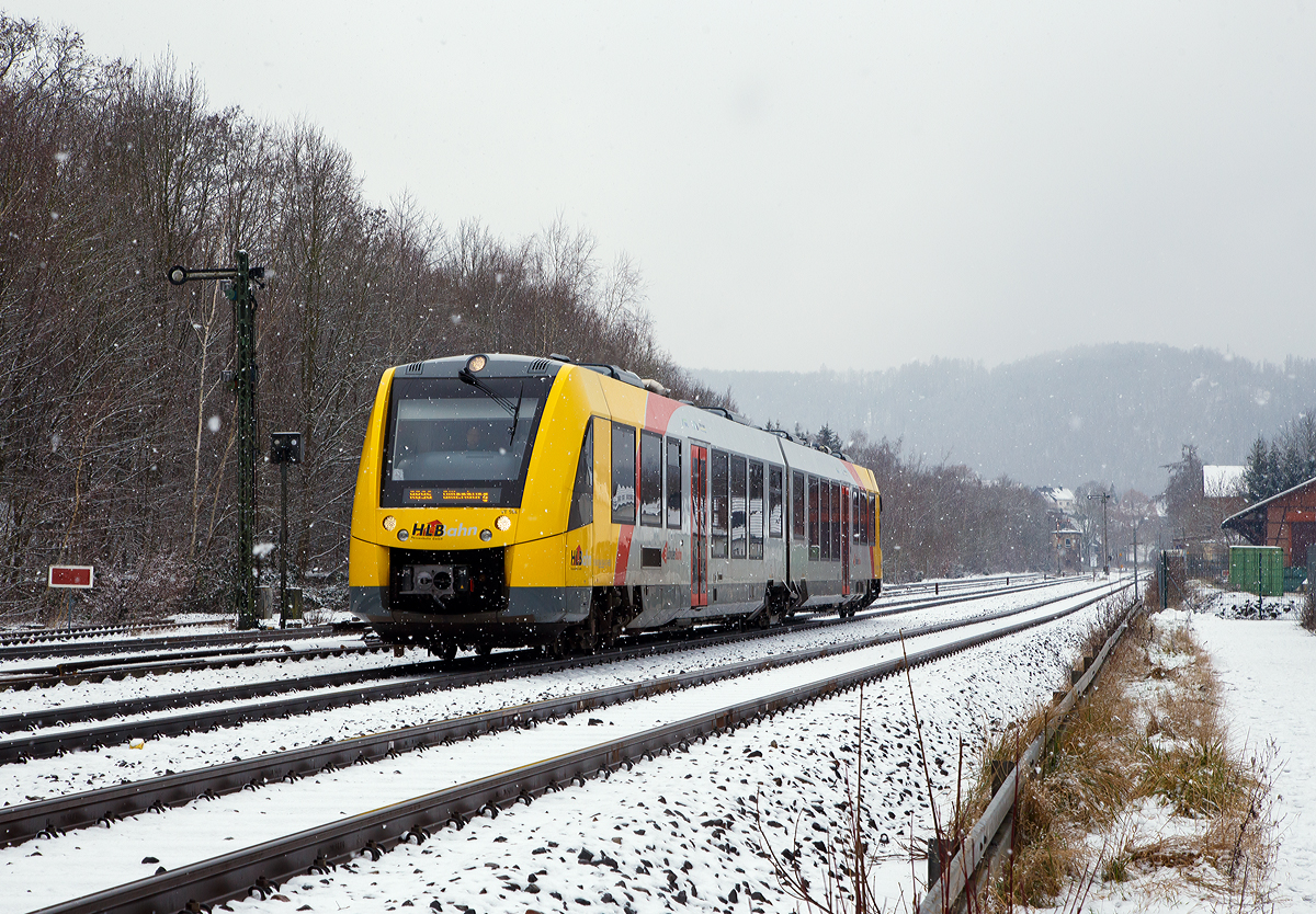 Bei leichtem Schneefall...
Der VT 504 (95 80 1648 104-5 D-HEB / 95 80 1648 604-4 D-HEB), ein Alstom Coradia LINT 41 der neuen Generation / neue Kopfform der HLB (Hessische Landesbahn GmbH), verlässt am 17.01.2021 bei leichtem Schneefall, als RB 96  Hellertalbahn  (Betzdorf - Herdorf - Neunkirchen - Haiger - Dillenburg), Umlauf 61779, den Bahnhof Herdorf. 