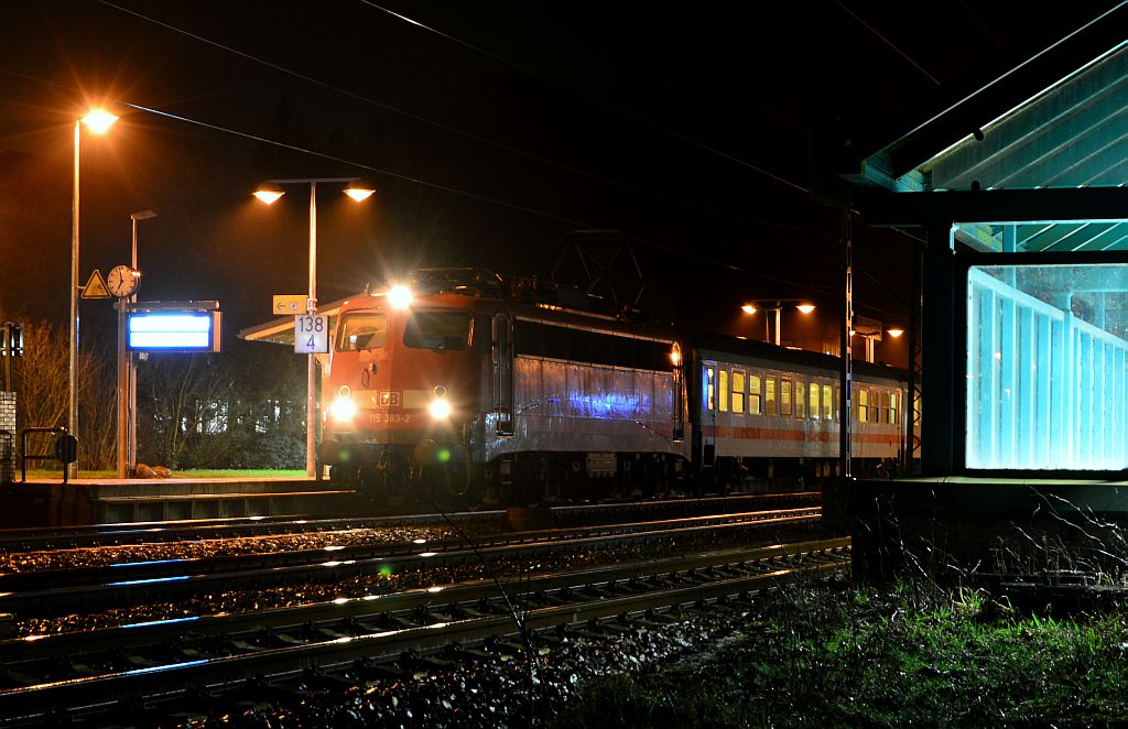 Bei leider einsetzendem Regen aufgenommen...115 383-2 mit dem IC 2410 Hanseat aus Köln hier beim Halt in Schleswig vor knapp zwei Stunden(erste Nachtaufnahme/Testbild, öffentlicher Standort). 01.02.2013