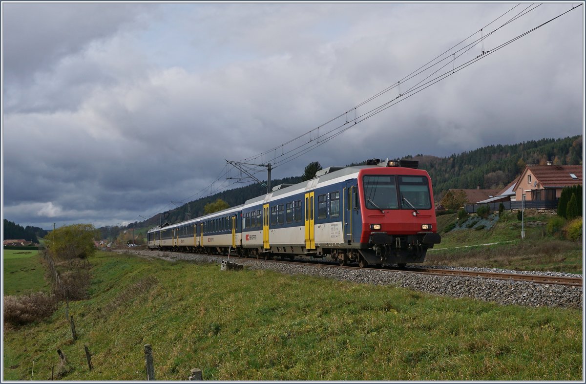 Bei Les Verrières de Joux überquert der RE 18121 die französisch / schweizerische Grenze, die sich etwa beim ersten EW I befindet. 

5. Nov. 2019