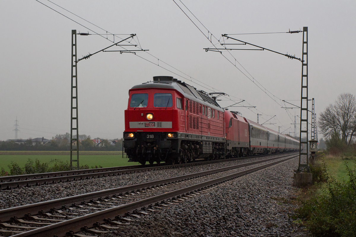 Bei miserablen Wetterbedingungen wurde MEG 318 mit ihrem umgeleiteten EC 112  (Klagenfurt - Frankfurt (Main)) in Richtung München am 25.10.14 bei Heimstetten fotografiert.
Da ihre ZEV Probleme bereitete, liefen die mitgeführten 1116 187-2 und 1116 107-0 (am Zugende) aufgebügelt mit.