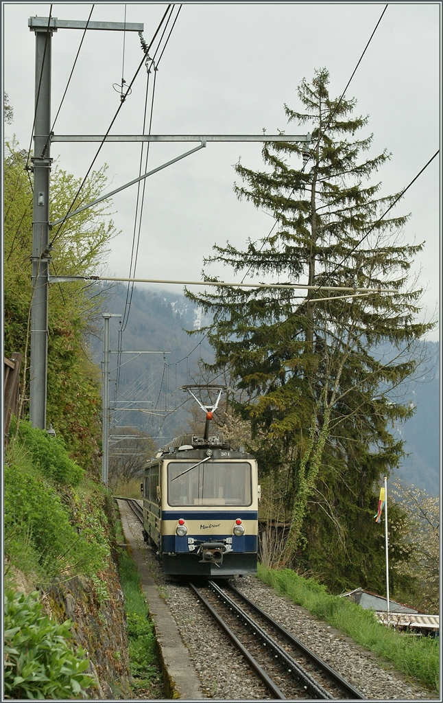 Bei Montreux strebt ein Rochers de Naye Zug bergwärts.
5. April 2012