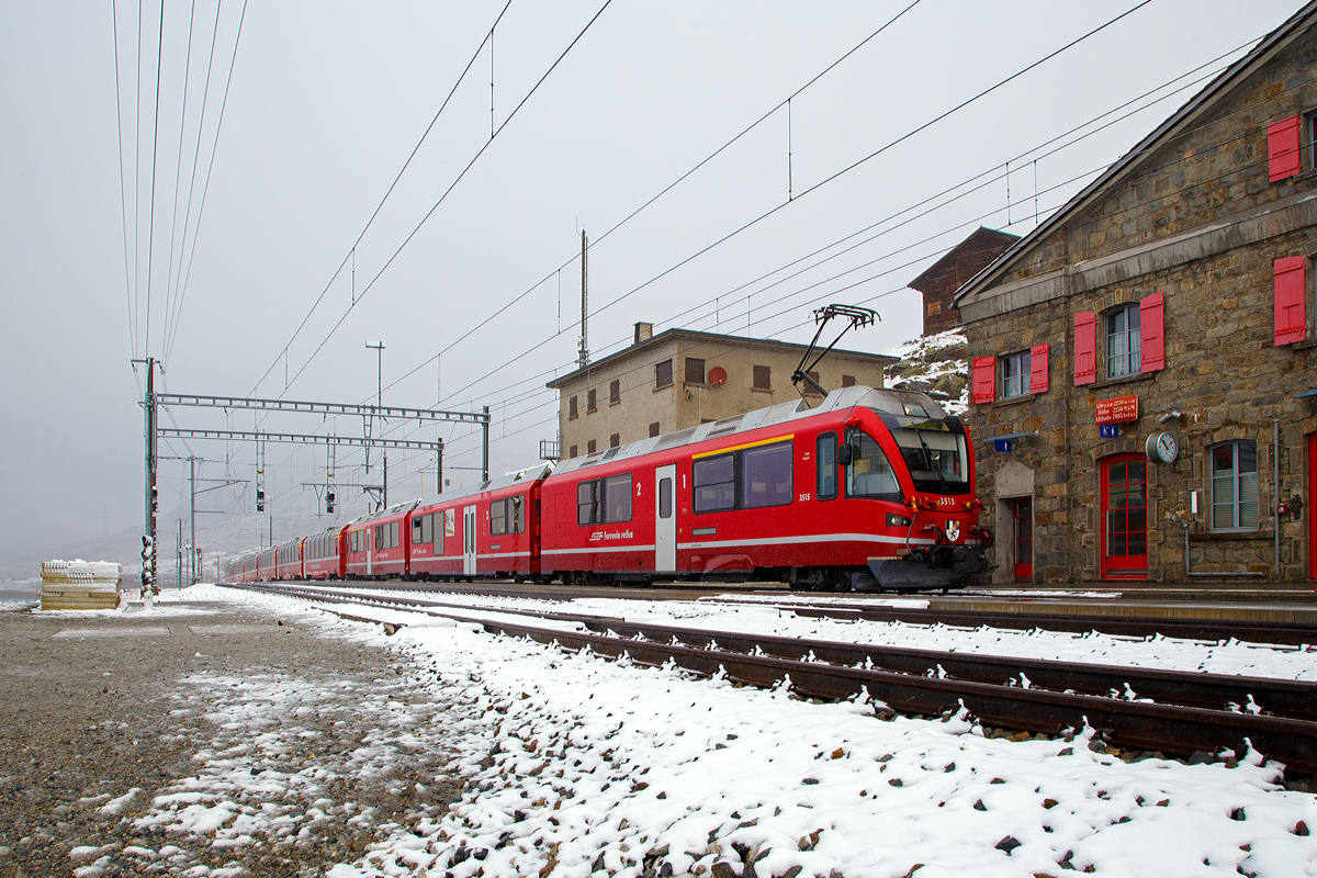 Bei Nebel....
Gefhrt von dem ALLEGRA-Zweispannungstriebzug RhB ABe 8/12 - 3515  Alois Carigiet  fhrt der Bernina Express am 02.11.2019 ohne Halt ber den hchsten Punkt der Strecke, die Station Ospizio Bernina (Bernina Hospiz). 
