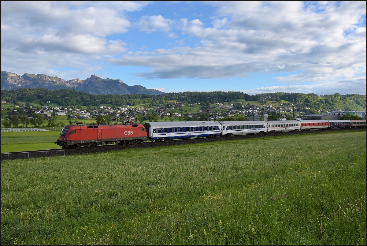 Bei Nendeln in Lichtenstein fährt 1116 263-5 mit EN 414 Belgrad-Zürich vorbei. Im Hintergrund der Hohe Kasten. Mai 2017.