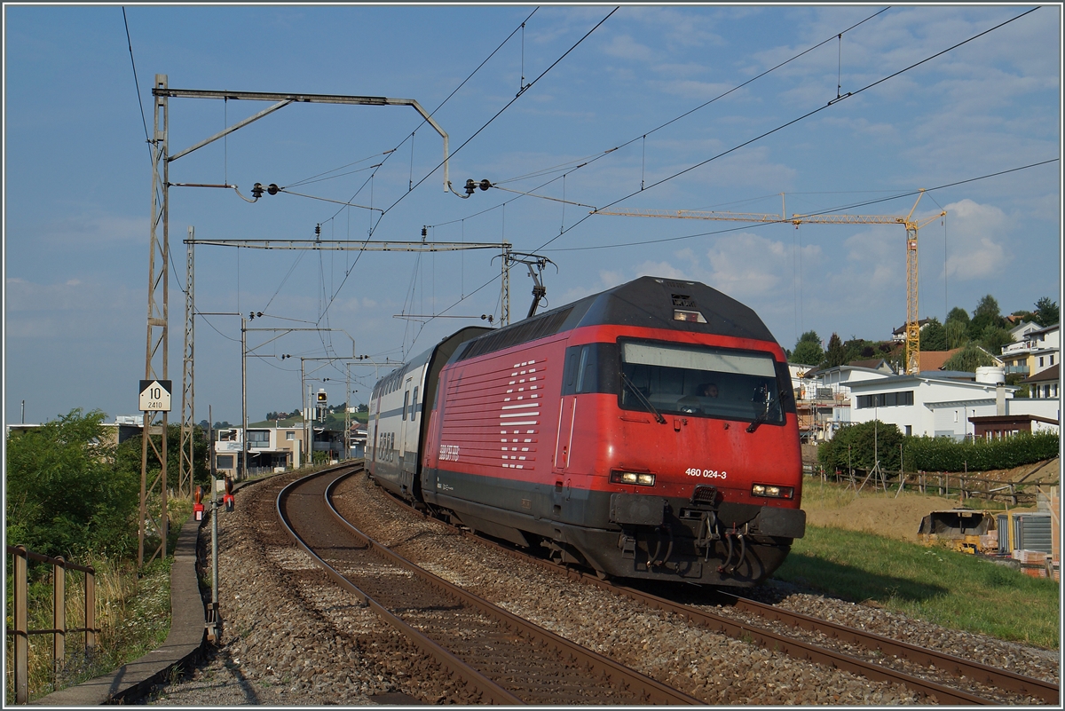 Bei Neyruz und im weiteren Streckenverlauf Richtung Rosé stehen wohl noch die letzten alten, aber sehr filigranen Fahrleitungsmaste zwischen Genève und St.Gallen. 
Die SBB Re 460 024-3 erreicht mit ihrem IC die Haltestelle Neyruz. 
6. August 2015
