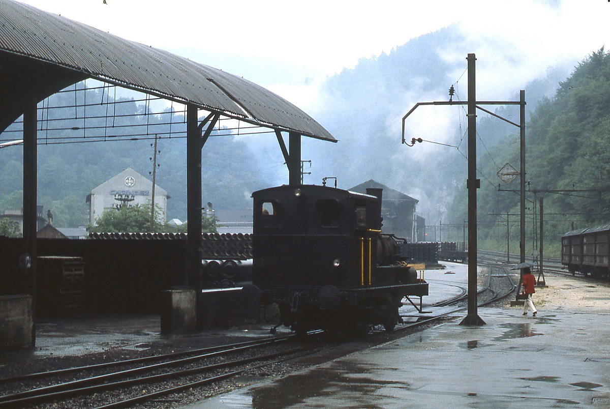 Bei einer Rangierpause wurde E 2/2 9 der von Roll-Werke in Choindez im Juli 1983 abgelichtet. Der Weg vom Bahnhof zum Ort führte mitten durch das Werksgelände.