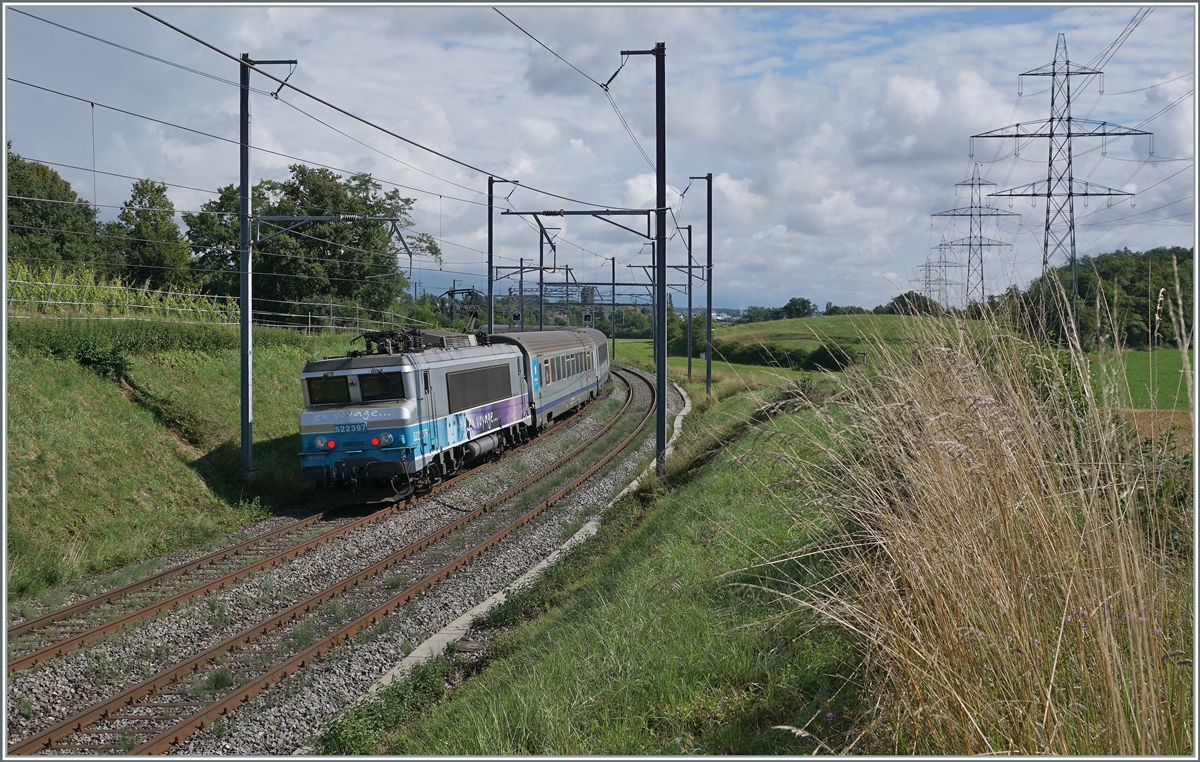 Bei Satigny ist die schiebende SNCF BB 222397 mit ihrem TER von Lyon nach Genève unterwegs und somit schon fast am Ziel der Fahrt. 

2. Aug. 2021