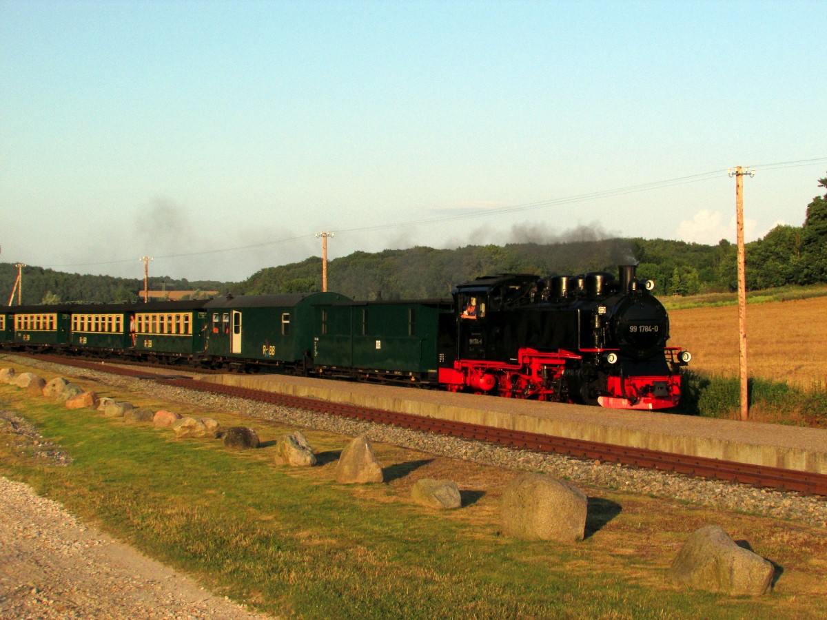 Bei schönster Abendsonne rollt 99 1784-0 mit P 232 in den Hp.Seelvitz am 31.07.2014