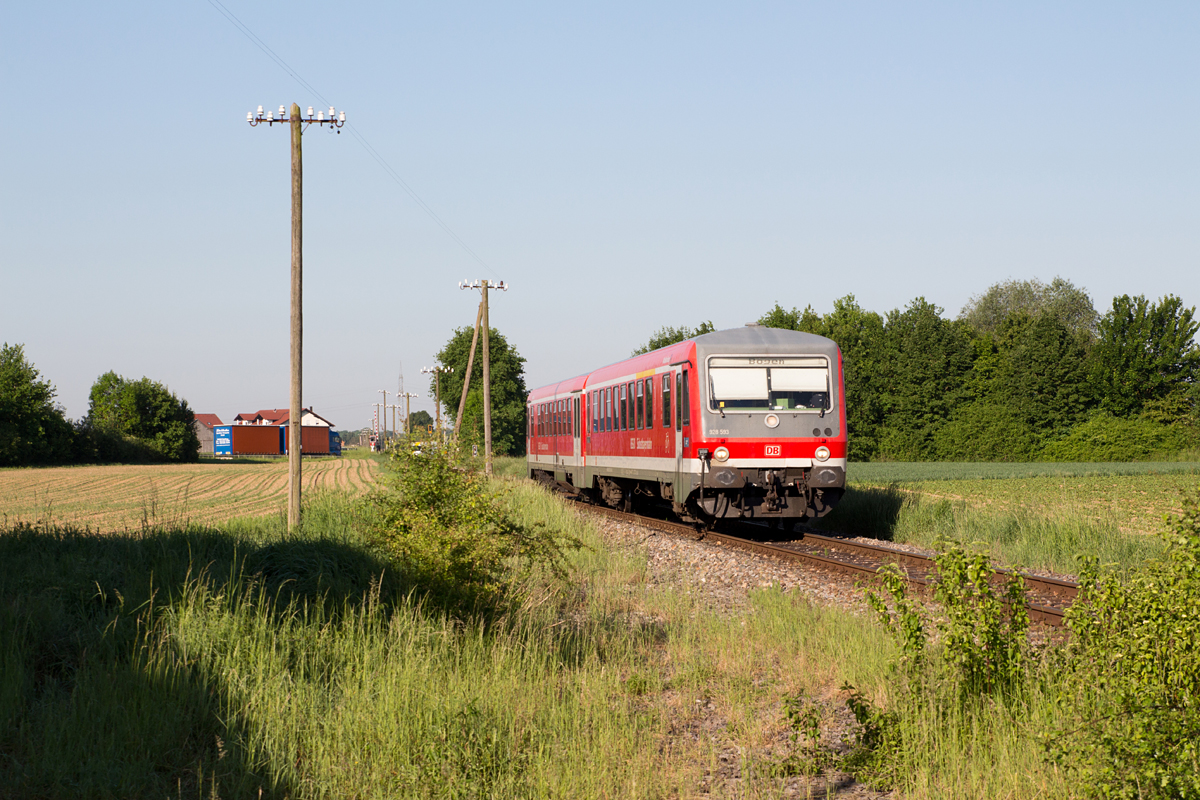 Bei seiner Einfahrt am Haltepunkt Sand (Niederbay) konnte 628 593-6 am Morgen des 26.05.17 fotografisch festgehalten werden. Sein Ziel ist Bogen.