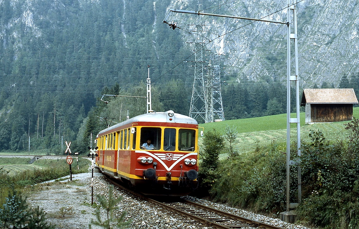 Bei St. Anton im Montafon ist ein ex-MThB ABDm 2/4 als MBS-ES 10.203 oder 204 gemeinsam mit dem ET 10.103 oder 104 im August 1982 unterwegs