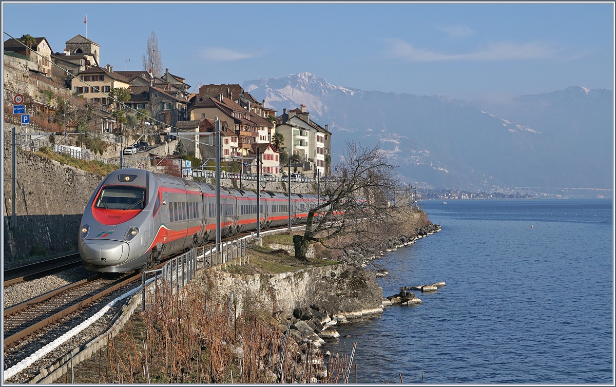 Bei St-Saphorin zeigt sich ein FS Trenitalia ETR 610 als EC 34 auf seiner Fahrt von Milano nach Genève.

25. Jan. 2019