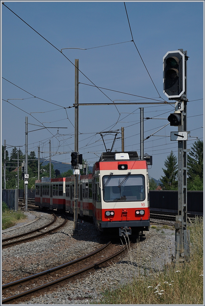 Bei der Station Altmarkt trifft die in 750 mm Spur ausgeführte Bahn aus dem Waldenburgertal auf die Normalspurstrecke Olten - Basel, welche sie bis Liestal, der Endstation der WB begleitet. 22. Juni 2017