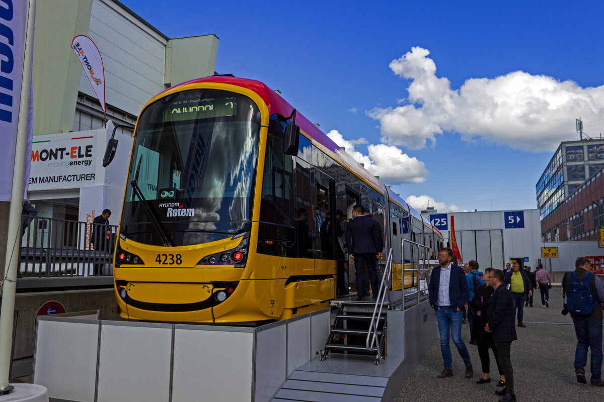 Bei der Straenbahn in Warschau kommen seit einiger Zeit Straenbahnen von Hyundai Rotem zum Einsatz. Wagen 4238 wurde von Hersteller auf der InnoTrans prsentiert.