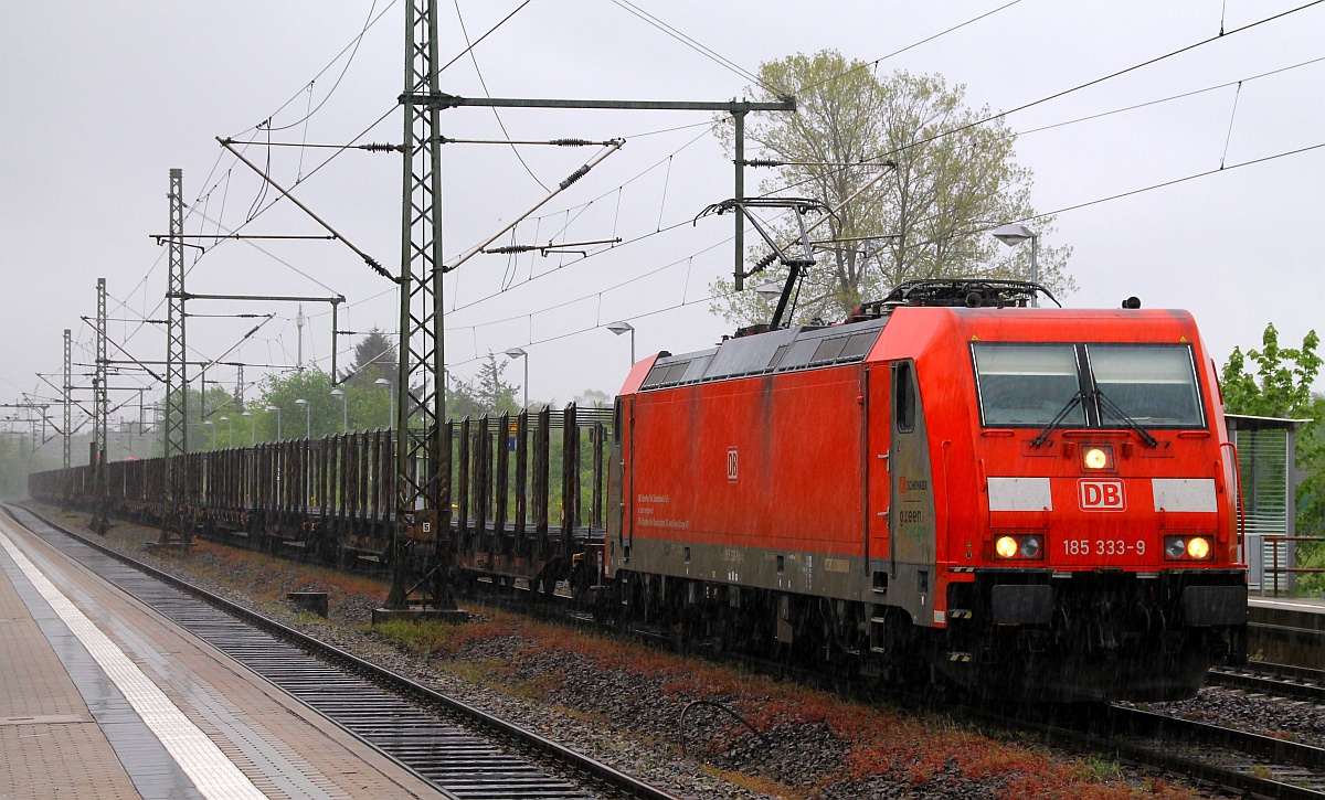 Bei strömenden Regen stand die RSC/DBS 0185 333-9 mit dem für Padborg bestimmten Leer-Holzzug(22 Wagen, Gattung Snps719)im Bahnhof von Schleswig und musste gut 40min dort warten. Schleswig 11.05.2014